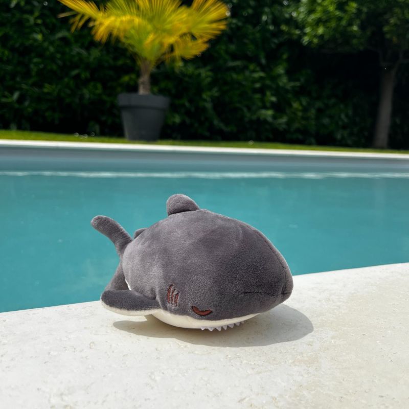 Image d'ambiance de présentation du produit Porte-clé peluche Nemu Nemu Zap le Requin (16 cm) - Trousselier